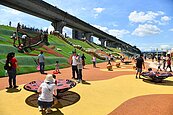 防疫新生活　新北打造全台最大全齡共融堤坡滑梯樂園