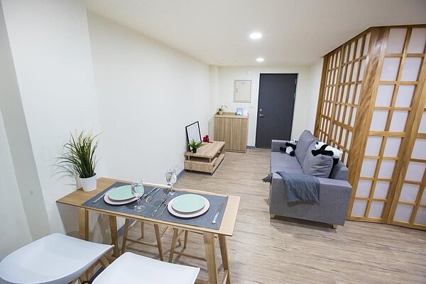 高雄市老青共居社會住宅,各戶室內配備有家具、家電,申請者只要「一卡皮箱」簡單行李,就能輕鬆入住。圖/高雄市都發局提供