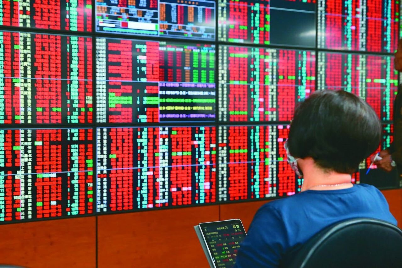 新冠肺炎疫情造成產業前景不明,全體上市櫃公司現金股利合計僅一點三五兆元,為六年來首度衰退。 圖/聯合報系資料照片