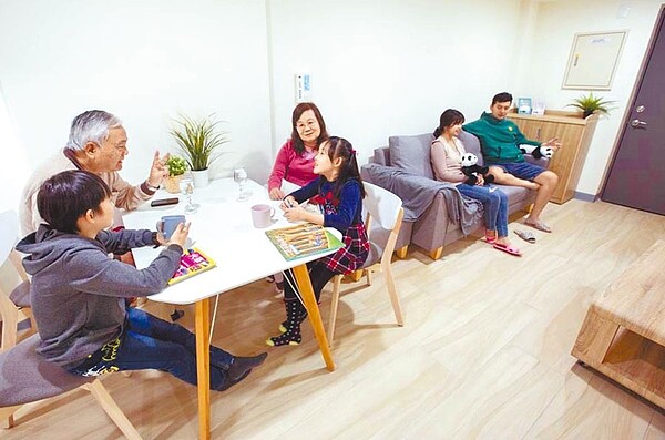 「老青共居」社會住宅促成年長者與年輕人世代和諧生活。(高雄市都發局提供/林雅惠傳真)