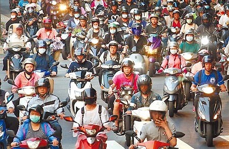 民眾黨立委賴香伶昨表示,政府發振興券無法止住失業,應想辦法要求把照顧員工綁進去,當商家拿到振興券時,必須要有相對應的勞工照顧措施。圖為許多勞工都是騎機車上班打拚賺錢。(本報資料照片)