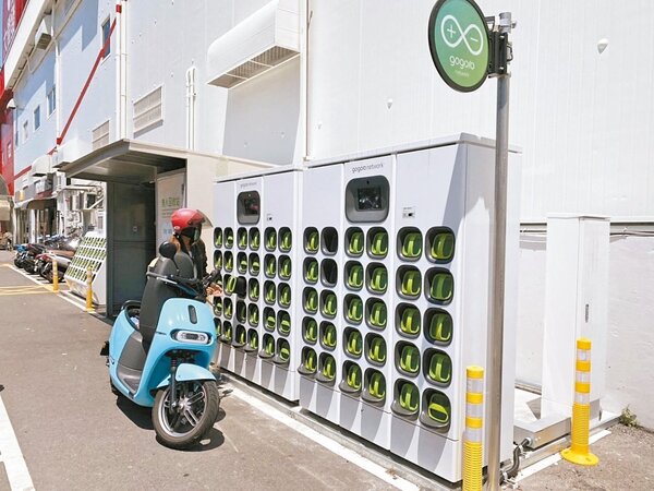 新竹市府與Gogoro簽訂契約，增設10處電池交換站，預計8月完成建置。 圖／新竹市政府提供