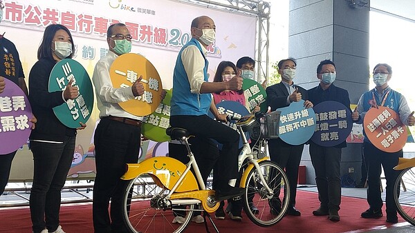 高雄市長韓國瑜（左三）4月出席「高雄YouBike 2.0公共自行車系統」簽約記者會，5月底視察建置進度時，宣布提前在6月16日試營運。圖／聯合報系資料照片