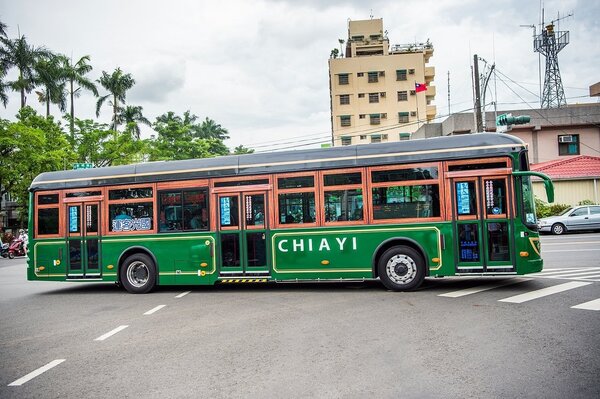 嘉義市低底盤電動公車今天起正式上路，民眾持電子票證免費搭乘到年底。圖／嘉義市府提供