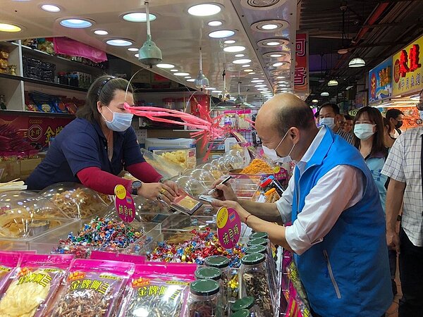 高雄市長韓國瑜(右)日前視察旗津商圈,市府推出「振興購物嘉年華」加大力道拚經濟,商家相當期待。圖/高雄市經發局提供