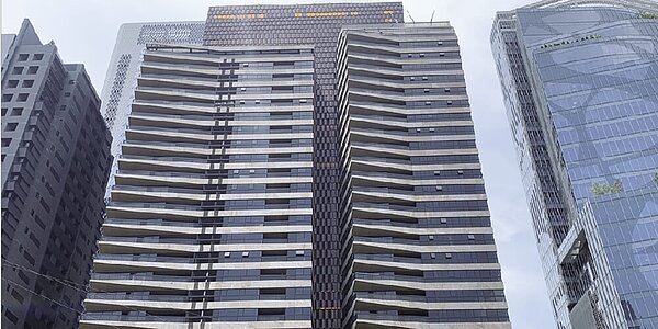 義大利國寶級建築大師Antonio Citterio操刀、琥珀蜂巢外觀的「大陸丽格」豪宅案,頗受豪宅客的矚目。圖/曾麗芳