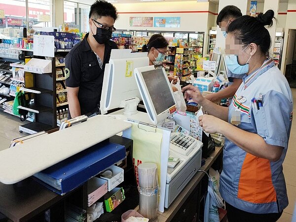 統一超商今天下午3點開放民眾預購口罩,2萬5000盒開賣15分鐘就賣光。記者羅紹平/攝影
