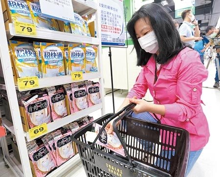 國內通路1日開放販售口罩,一早就有民眾詢問購買。圖/黃世麒