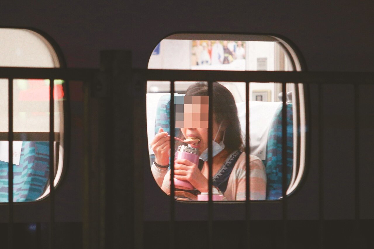 新冠疫情趨緩，雙鐵昨開放搭車可飲食，但吃完仍須戴口罩，解禁首日並無特殊爭議狀況。記者蘇健忠／攝影