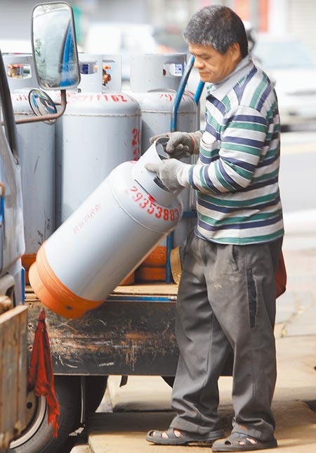 有別於天然氣，中油宣布桶裝瓦斯6月不調降，圖為瓦斯行員工正在搬運桶裝瓦斯。
