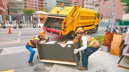 新北市不少社區大樓委託民間清運垃圾,近日因焚化爐歲修,部分業者垃圾處理費漲價2成。(本報資料照片)