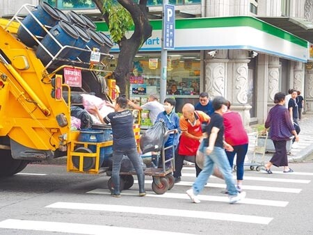 桃園市共有1350家連鎖超商，日產垃圾量約20到30公噸，環保局與4大超商協商，6月1日開始垃圾車不再收連鎖超商垃圾。（蔡依珍攝）