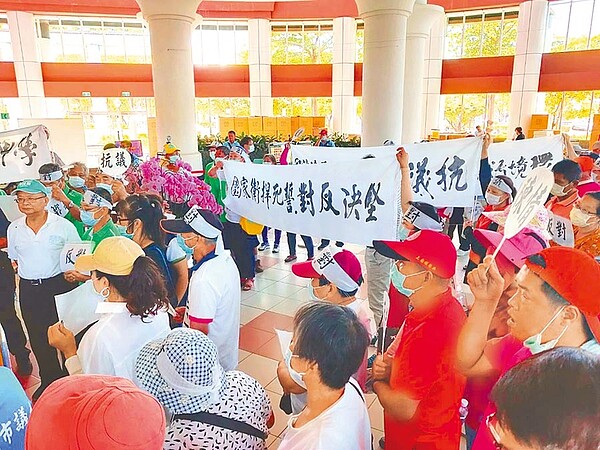 大批台南市學甲地區民眾前往台南市議會，拉白布條反對在當地設立動物保護教育園區。（洪榮志攝）