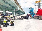 才目擊車禍　重機情侶撞車亡