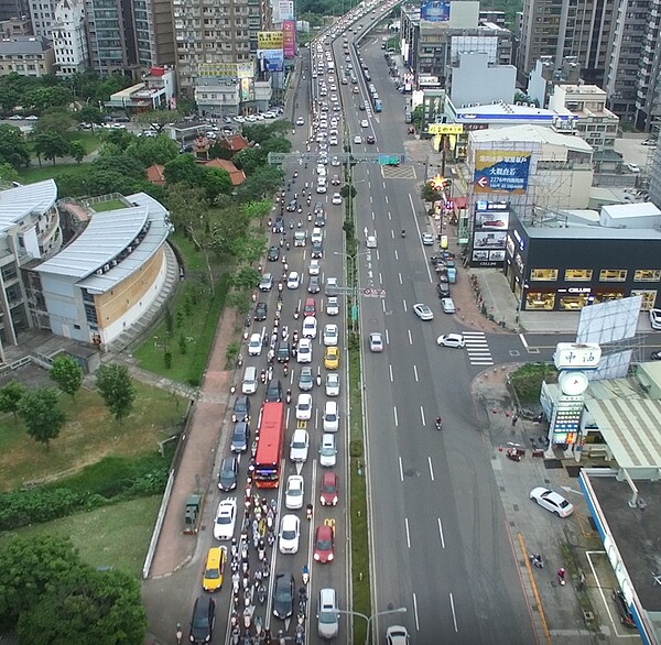 經國大橋為串起竹縣竹北市、新竹市及科學園區主要路廊,近年來新竹縣市交通量大增。圖/新竹縣政府提供