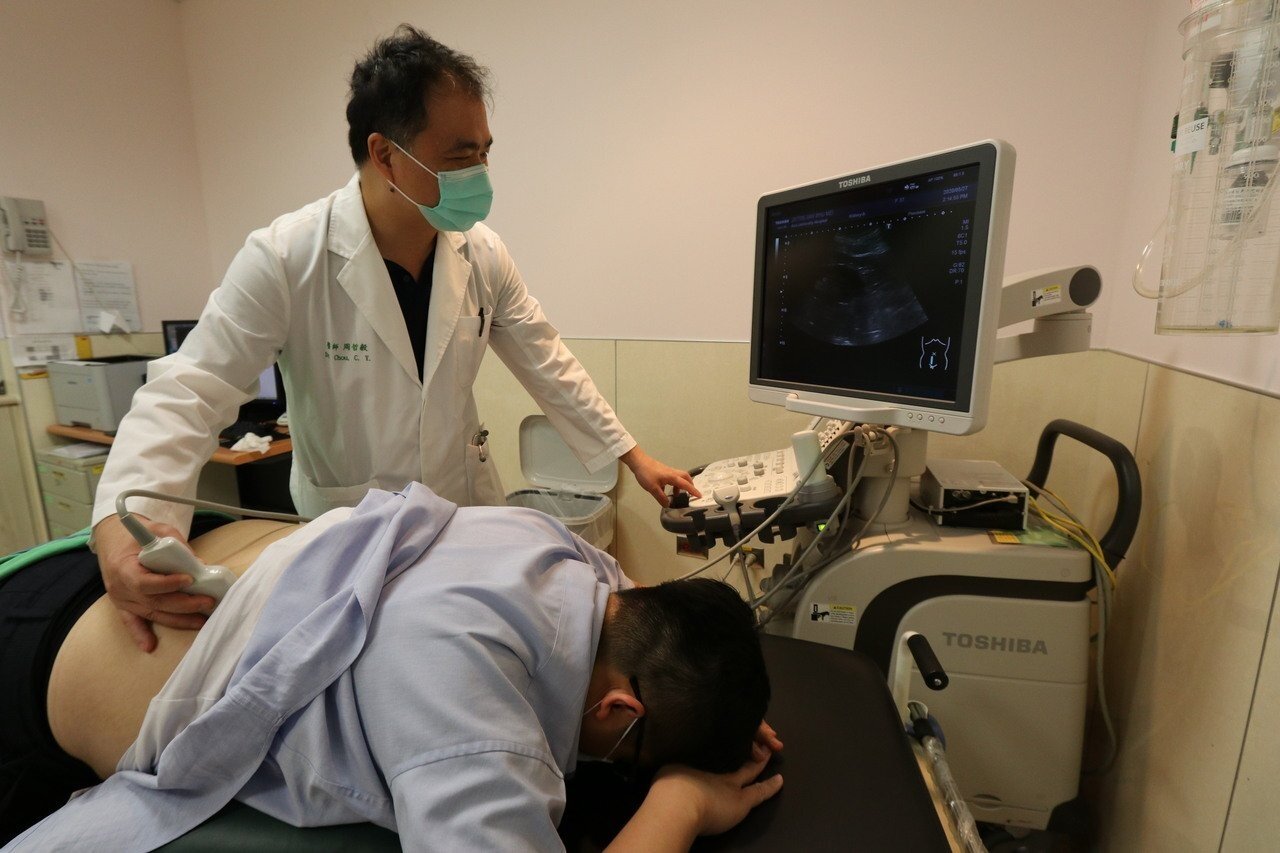 一名34歲男性平時愛喝手搖飲料及吃海鮮,一次狂吃20隻蝦後,感到雙腳一陣劇痛且無法站立,檢查才知是痛風發作。圖/亞洲大學附屬醫院提供