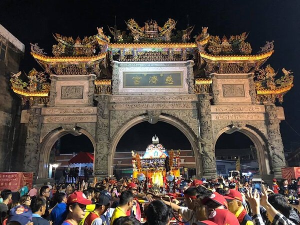 疫情趨穩,台南學甲慈濟宮昨起解封,歡迎信眾來參拜。圖/取自學甲慈濟宮粉絲團