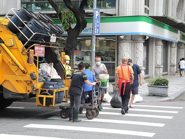桃園市有1350家連鎖超商,廢棄物日產生量約20到30公噸,市府環保局昨天起不再收連鎖超商垃圾。圖/市府環保局提供