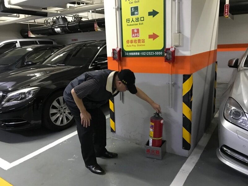 消保官檢視滅火器。圖/新北市法制局提供