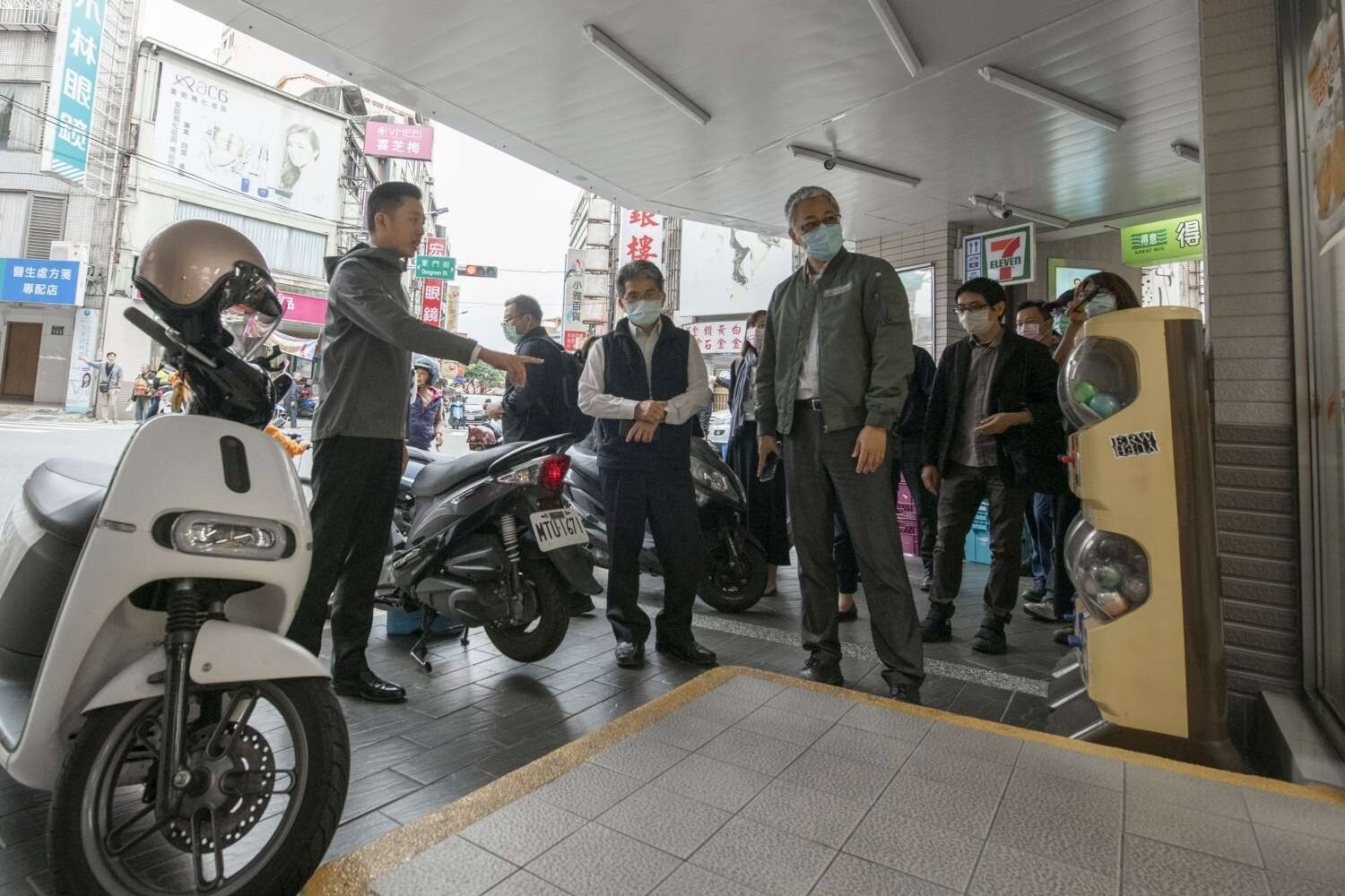 新竹市長林智堅於騎樓順平計畫現地視察。圖／新竹市工務處提供