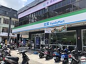 全家、萊爾富限量盒裝口罩開賣　店員：天還沒亮就搶光