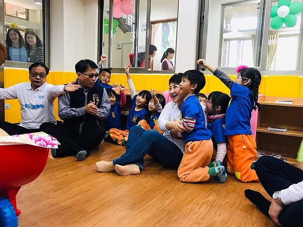 台中市育兒津貼補助六都最好康，社會局即日起提供線上申請，家長免奔波。圖／台中社會局提供