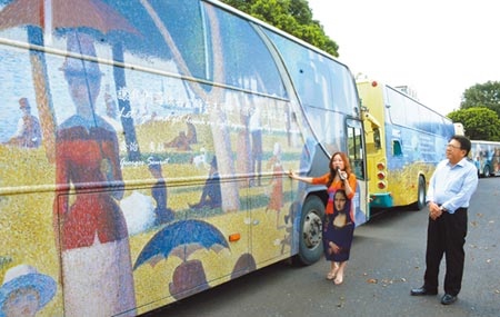 屏縣府「藝」想天開，打造藝術公車，讓世界名畫直接在屏東大街小巷趴趴走。（林和生攝）