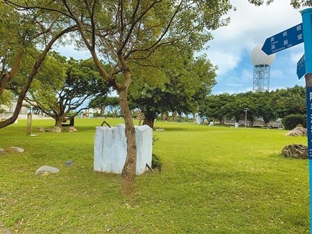 「你來廣場」大片草皮，預定建圖書館，花蓮縣議員盼三思。（王志偉攝）