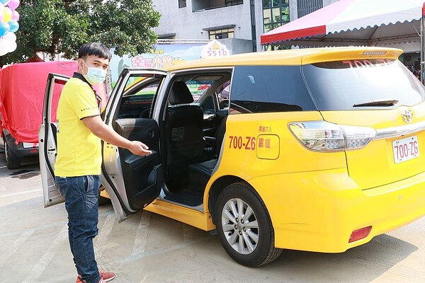 高雄市交通局在較偏遠山區推出的公車式小黃受到肯定，將往沿海地區、甚至市中心區推動。 圖／高雄市交通局提供