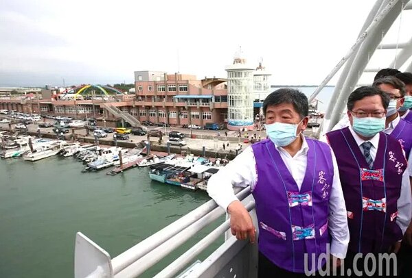 桃園拚觀光，市長鄭文燦（右）日前就力邀衛福部長陳時中（左）參訪永安漁港直銷中心，還登上彩虹橋欣賞漁港風光。本報資料照