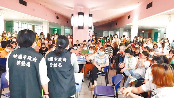 仁寶2日爆發越南籍移工集體罷工,桃園市勞動局進場調解,勞資雙方達成11點共識,圓滿落幕。(翻攝照片/蔡依珍桃園傳真)