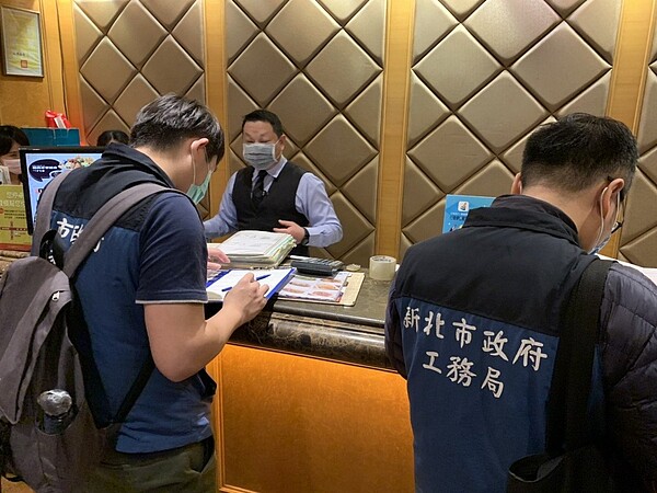 新北市政府針對轄內特定規模大眾娛樂消費場所,進行全面稽查強化場所公安。圖/新北市工務局提供