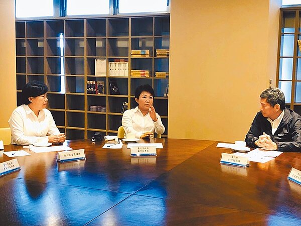 台中市長盧秀燕（中）與立委楊瓊瓔（左）拜會新科文化部長李永得（右），雙方就國家漫畫博物館交換意見。圖／楊瓊瓔服務處提供