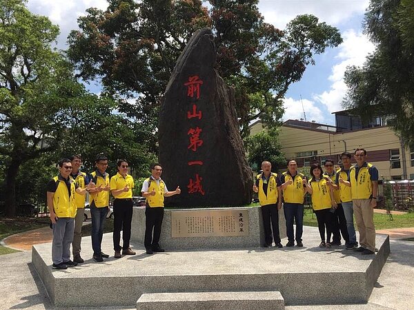 「前山第一城」石碑，重新設置在竹山公園。（竹山鎮公所提供／廖志晃南投傳真）