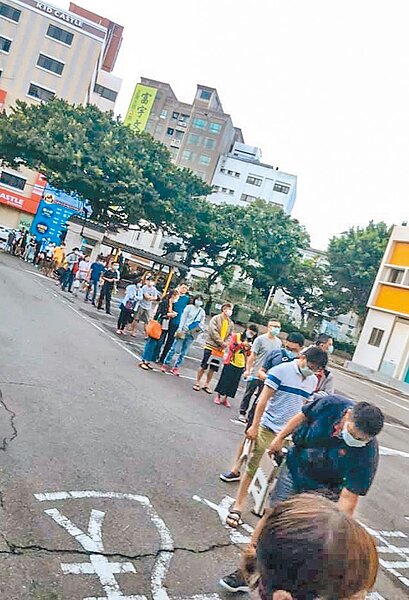 北門國小家長為讓孩子能上課後照顧班,上月30日徹夜排隊到上午7點半依序登記。圖/家長提供