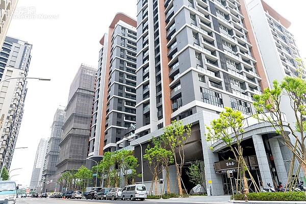 興建中的「竹科悅揚」,與鄰近的「富春居」,都是新竹關埔重劃區的指標建案。照片國產實業提供