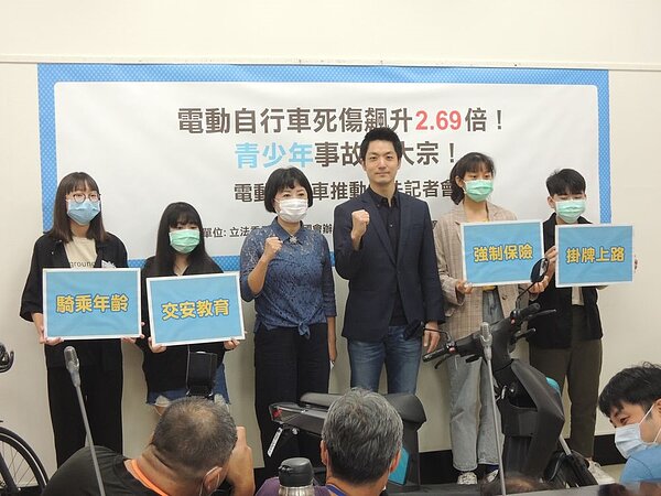 蔣萬安國會辦公室與靖娟基金會以守護孩子的安全為目的,希望政府重視兒少行車安全之權利,儘速推動修法。圖/靖娟基金會提供