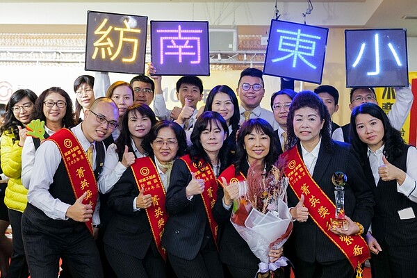 永慶不動產台南小東南紡加盟店在創業第二年旋以黑馬之姿,以近8千多萬的業績勇奪全國店總業績卓越獎第10名的殊榮。圖/永慶不動產台南小東南紡加盟店提供