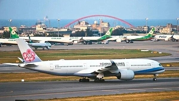 長榮航空、中華航空皆在官網發布最新改、退票作業辦法。本報資料照片 