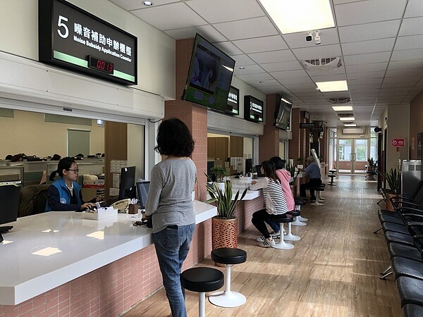 桃園市環保局今天指出,即日起至明年底受理第六梯次航空噪音防制費,由於補償標準級距有調整,也同時受理第五梯次(107-108年度)航空噪音敏感地區的追溯補償。圖/桃園市環保局提供