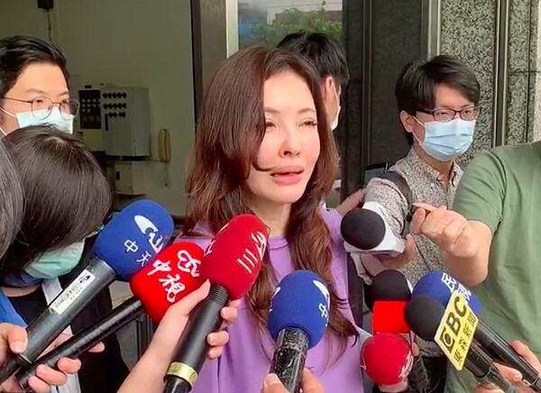 何如芸至士林地方法院家事庭打離婚官司,在媒體面前痛哭。圖/本報資料照片