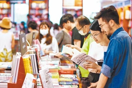 振興券以一抵三,同時適用藝文活動消費,但民眾是否會特別拿來買書?業者並不樂觀。(鄧博仁攝)