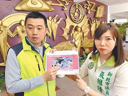 新北市議員張維倩（右）與張錦豪（左）要求社會局徹查杜絕虐童事件。（葉德正攝）