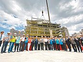 文化新地標　桃市圖生命樹上梁