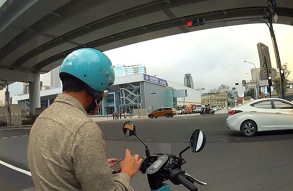 停等紅燈時,請勿手持使用手機。圖/新北市交通局提供