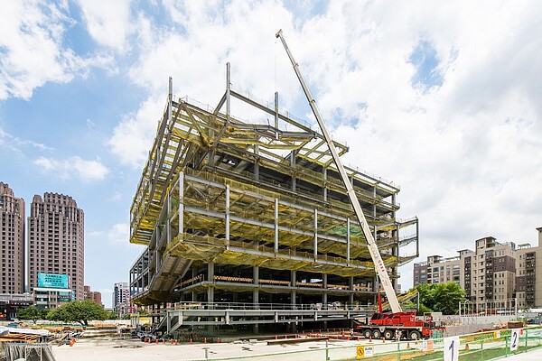 打造文化新地標,桃園市立圖書館新建總館工程上梁,目標110年10月完工。圖/桃園市政府提供