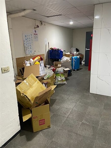 民眾po文訴苦,因為鄰居不良的衛生習慣導致住宅公共環境髒亂不堪。圖/取自mobile01