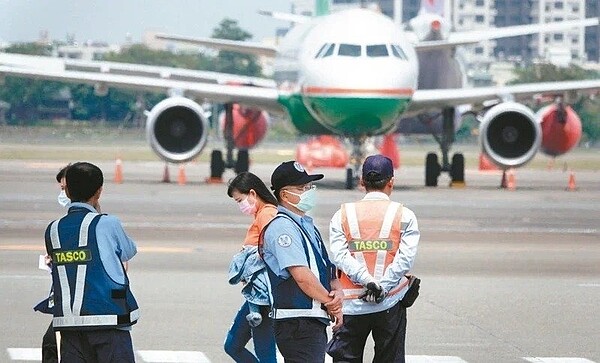 交通部民航局說,因油價達降價門檻,國內航線將調降,新全額票價預計6月30生效。本報資料照片