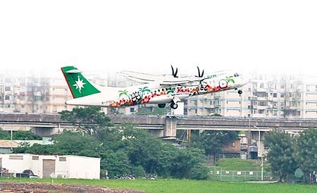 立榮航空調降國內定期航線票價,以台北-金門調降7%為最多。圖為立榮航空班機在台北松山機場起飛。(本報資料照片)