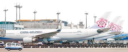 國內新冠肺炎疫情趨緩,中央流行疫情指揮中心逐步放寬防疫規範,立榮航空與華信航空昨日皆宣布,6月開始由台灣飛往各離島航線將大幅增加航班。圖為停靠在空橋旁的華航客機。(范揚光攝)